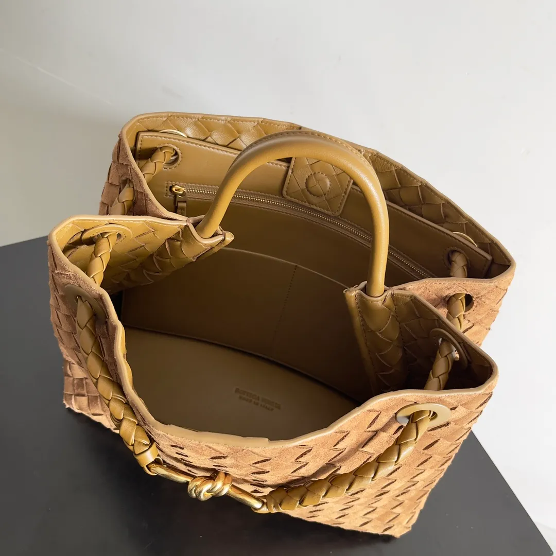 The 2023 new Andiamo batch of 2360 BV has been shipped‼ ️Really popular🔥The new Andiamo woven handbag launched by Bottega Veneta this season is really popular all over the world! ! Celebrities at home and abroad have worn it, and Oscar-winning actress Michelle Yeoh has taken it out on the street. Song Jia, Trai Yara, Yu Feihong, Sanji Ayaka, Rosie Hunting-Whiteley, Yoshioka Riho, etc. have all picked up this bag. It is classic and versatile, showing off its temperament, and the bag capacity is also large, which is very convenient for daily commuting! ! A variety of carrying methods, the shoulder straps can be adjusted by yourself, the original lambskin feels soft and delicate, and the unisex style breaks the gender boundaries and brings a more practical and long-lasting use experience. Andiamo, which has both elegant and casual styles, perfectly interprets the true appearance of "fashionable old money style". Style number: 743572 Size: 32*24*12